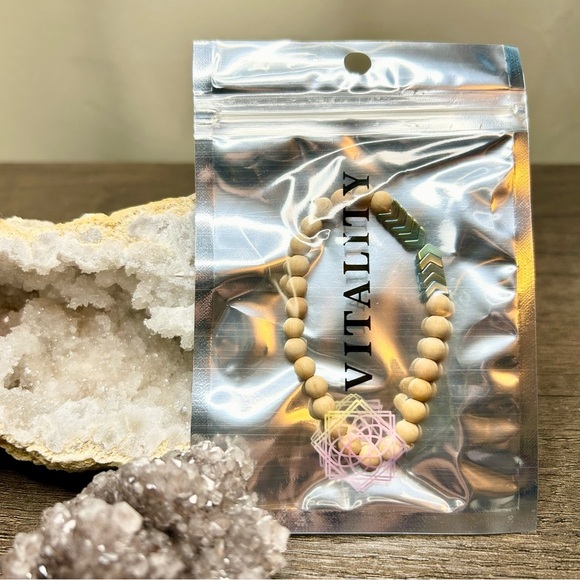 Vitality - Green Sacred Arrow Wood Diffuser Bracelet - Picture 3 of 4